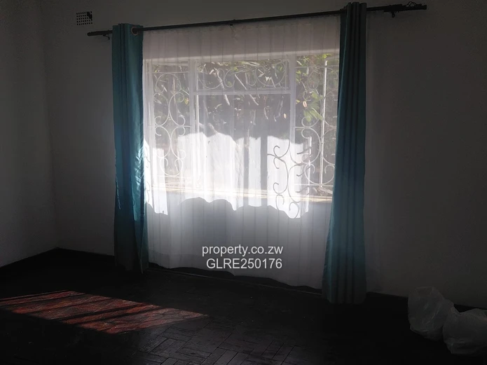 Spacious 3-Bed Waterfalls Home: Pool, Garden & Solar