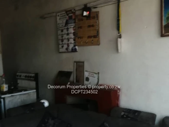 5-Bed Glen Norah B House — Secure Walled Yard (300m²)