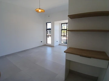 2 Bedroom Flat & Apartment