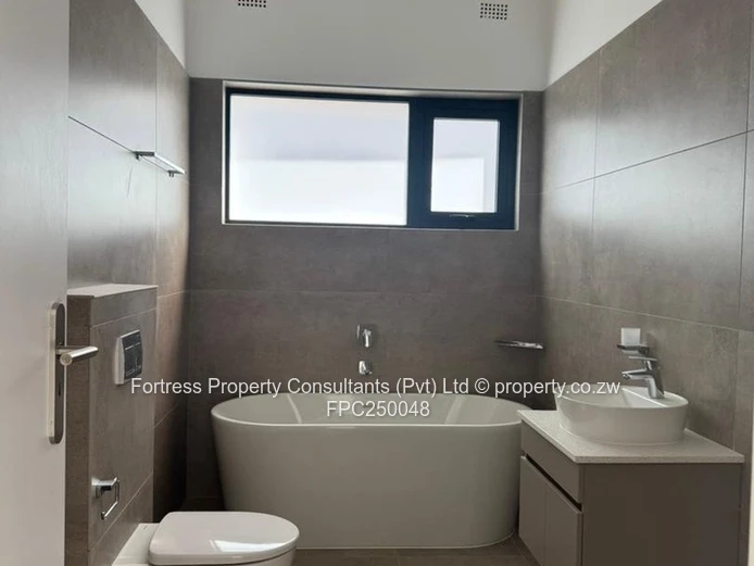 Borrowdale West 4-Bed: Loft, Covered Patio & very secure