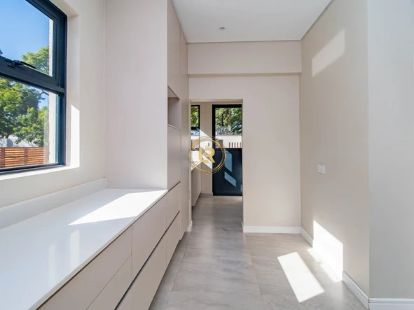 4 Bedroom Flat & Apartment