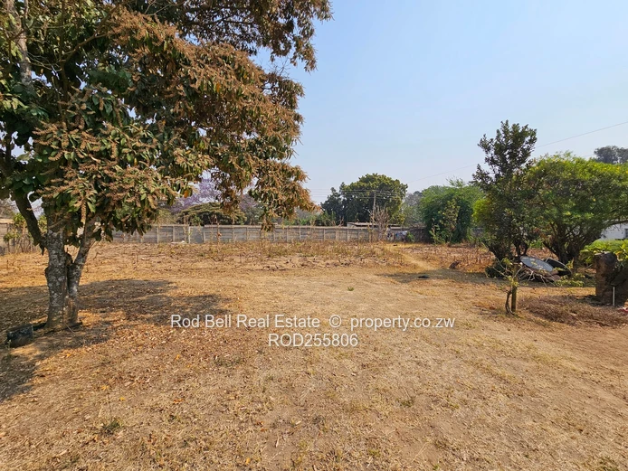2-Bed Athlone Home on 3007 m² — Large Garden & Tiled Lounge