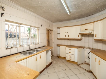 4 Bedroom Garden Flat