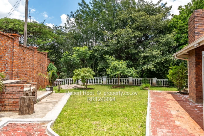 Neat 4 bed family home in Kambanji with stunning views!