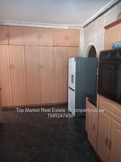 Eastlea 3-Bed Home 2000m² – Pool & Borehole