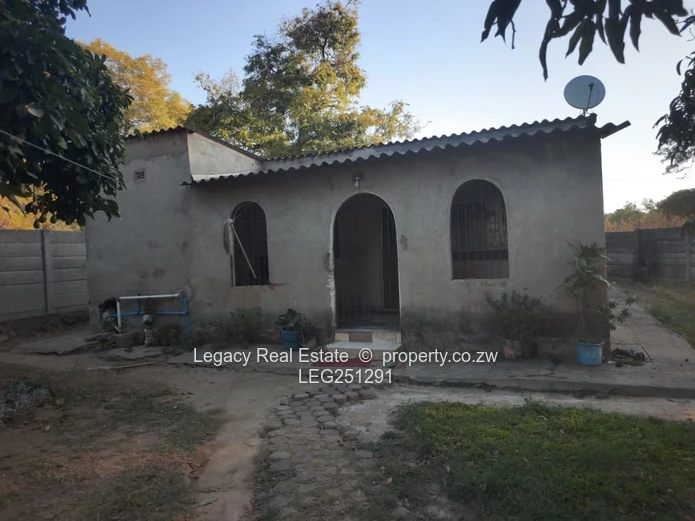 Logan Park 3-Bed Home with Rustic Bar & Borehole on 5689m²