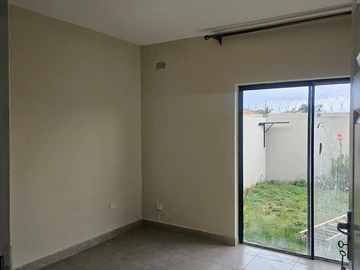2 Bedroom Flat & Apartment