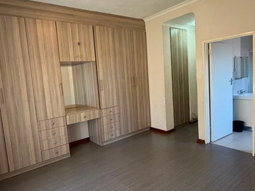 4 Bedroom Flat & Apartment