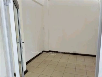 A big office on the ground floor in a prime and upmarket area. The premises have a robust solar 