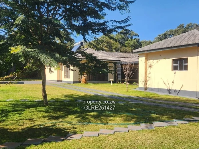 Elegant 4-Bed Gletwin Park Home — 2800m² with Solar