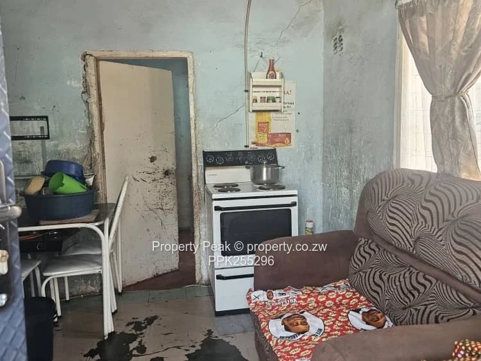 2-Bed Fixer-Upper with Large 380m² Yard in Mbare Deeds available