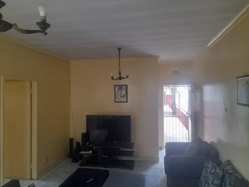 2 Bedroom Flat & Apartment
