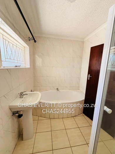 6 Bedroom House To Rent in Greendale