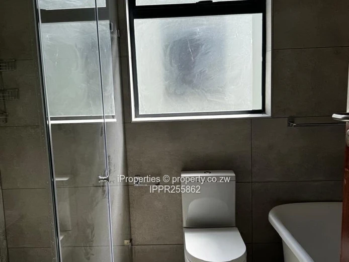 Modern 3BR/3BA Garden Flat with Lock-Up Garage – Borrowdale West