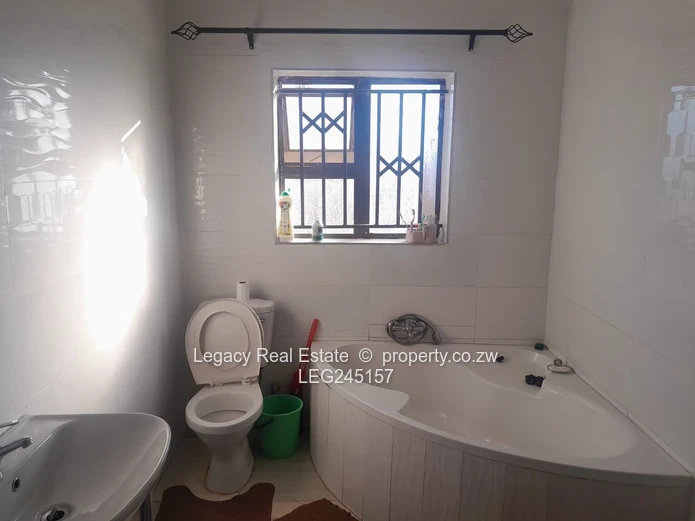 Well-Maintained 4-Bedroom House To Let In Damofalls.