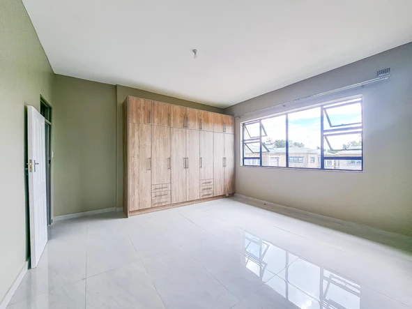 3 Bedroom Flat & Apartment