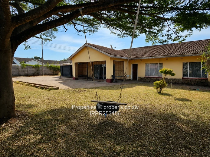 Large 5-Bed Walled Home on 4,588 m² — Water Tank & Garden