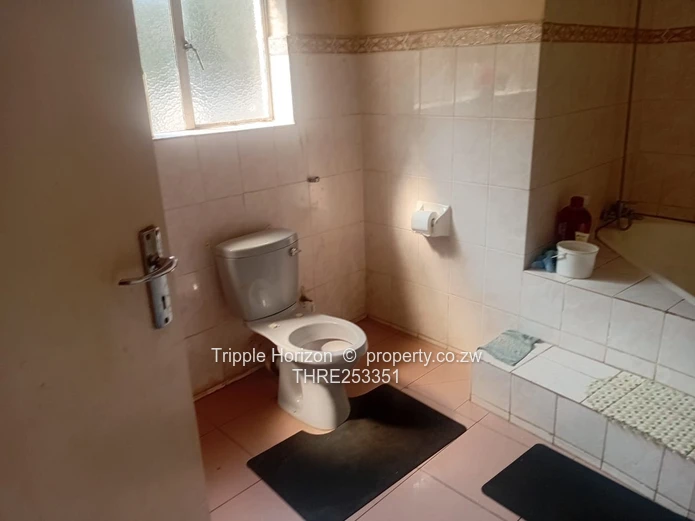 Ballantyne Park: 5-Bed Family Home with Pool & Borehole