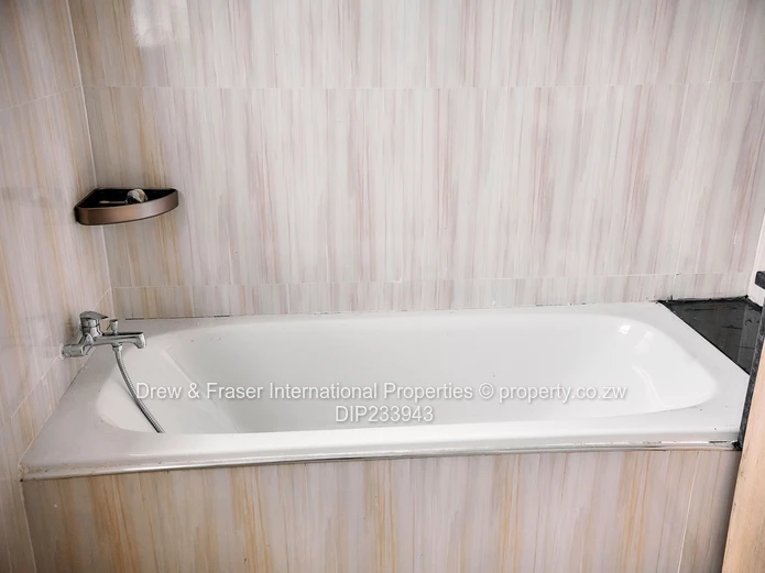 Modern 3-Bed Garden Flat with Borehole in Old Windsor