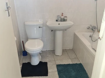 2 Bedroom Flat & Apartment