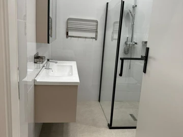 4 Bedroom Flat & Apartment