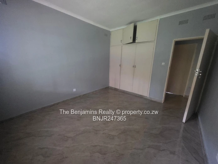 Secure Garden Flat In Avondale