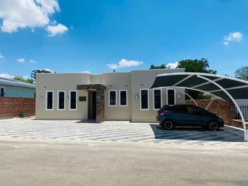 Stunning 3-Bedroom Home in Greendale with Modern Amenities