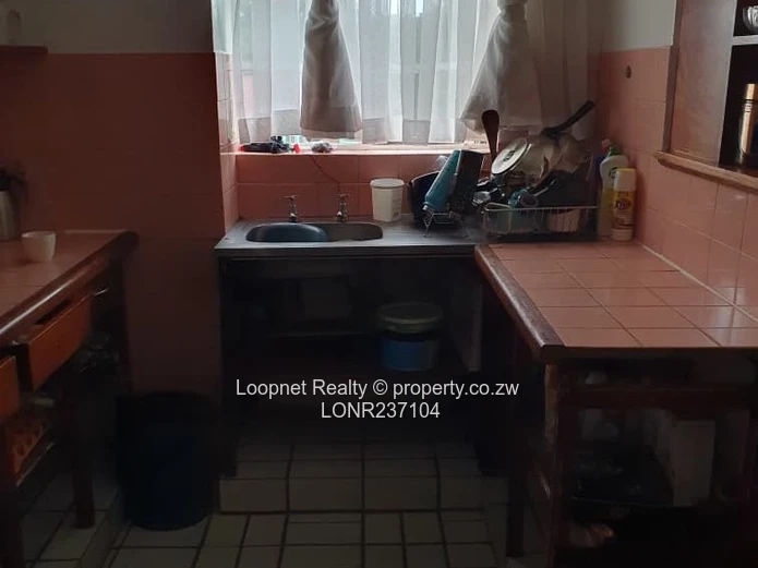 Marlborough 2-Bed Flat, Borehole & Sunny Lounge (Sole Mandate)