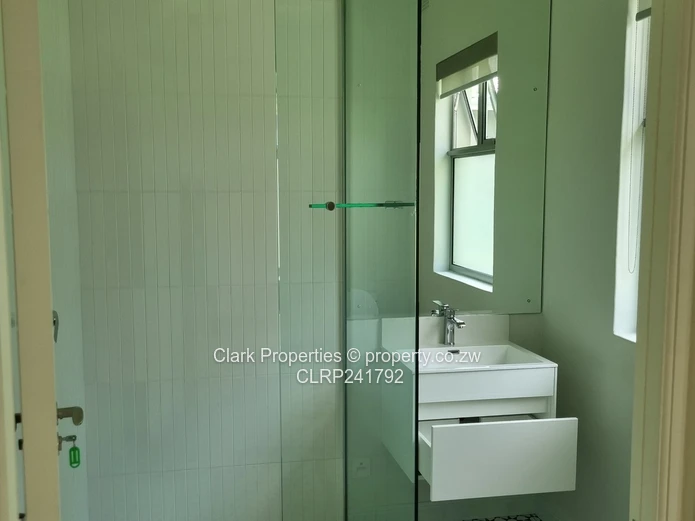 Refined Off-Grid Living in an Exclusive, Upmarket Complex!