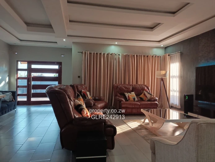 Sunny 3-Bed Bluff Hill Flat — Borehole, Garden & Parking