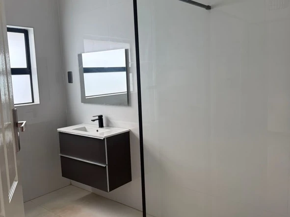 4 Bedroom Flat & Apartment