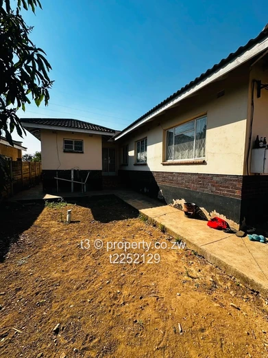 5-Bed Sunningdale Home with Secure Yard & Water Tank