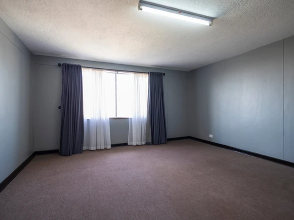 4 Bedroom Flat & Apartment