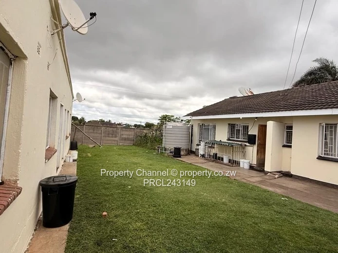 Mabelreign 3-Bed: Walled Yard, Water Tank, Fitted Kitchen