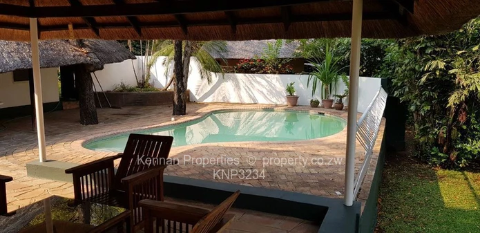 Kingfisher Lodge - Thatched lodge at Msuna Island in Victoria Falls