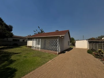 Ashdown Park – Spacious & Well-Maintained Home for Rent
