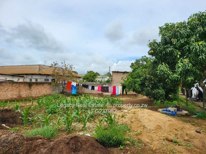 Fully Serviced 420sqm Stand with Cottage – Budiriro 4 with Title Deeds.