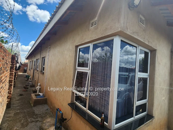 Granary Home with 2 Ensuites, Solar & Borehole