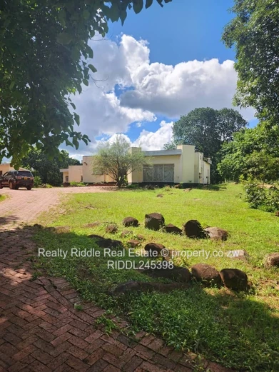 Greystone Park: 4-Bed Home on 9,185 m² with Pool & Borehole