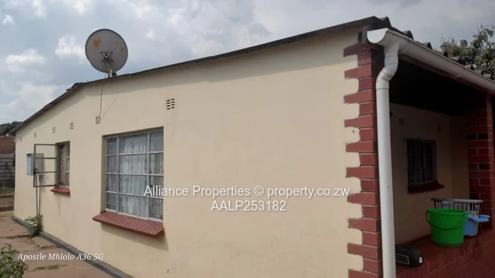 4-Bed Walled Highfield Home - Yard, Municipal Water