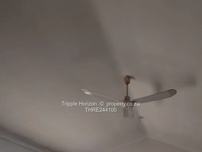 Chadcombe 3-Bed Family Home on 4000m² with 2 cottages& double Garage.