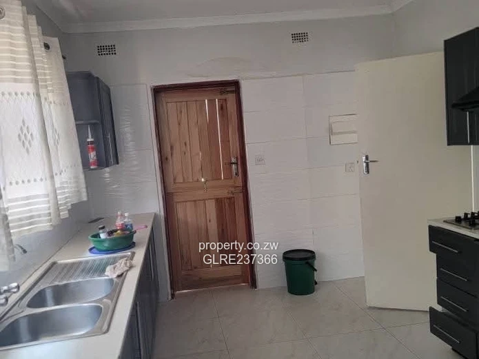 NEW BLUFFHILL ,WESTGATE Neat n spacious 3beds FULLHOUSE To Let