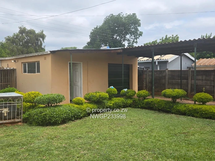 Montrose, Bulawayo South — 3-Bed House on 1600m² with Pool & Borehole