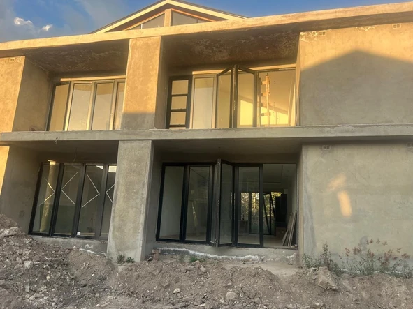 4 Bedroom Flat & Apartment