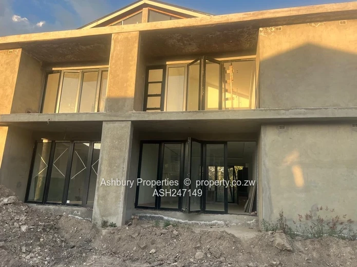 Bright 4-Bed Monavale Flat — Tiled, Fitted Kitchen, 24hr Security