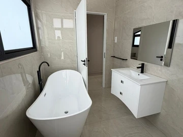 4 Bedroom Flat & Apartment