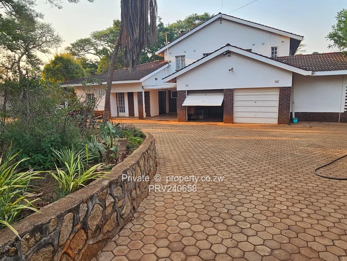 Spacious 6-Bedroom Dream Family Retreat with Stunning garden & Panoramic View