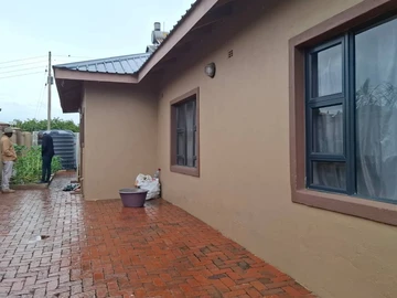 Budiriro 5B BRAND NEW MODERN house for 1 May 