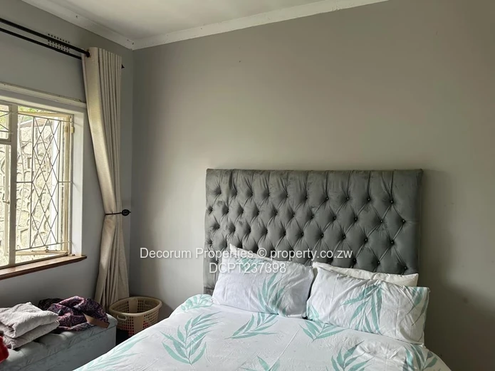 Charming 2-Bedroom Garden Flat in Avondale