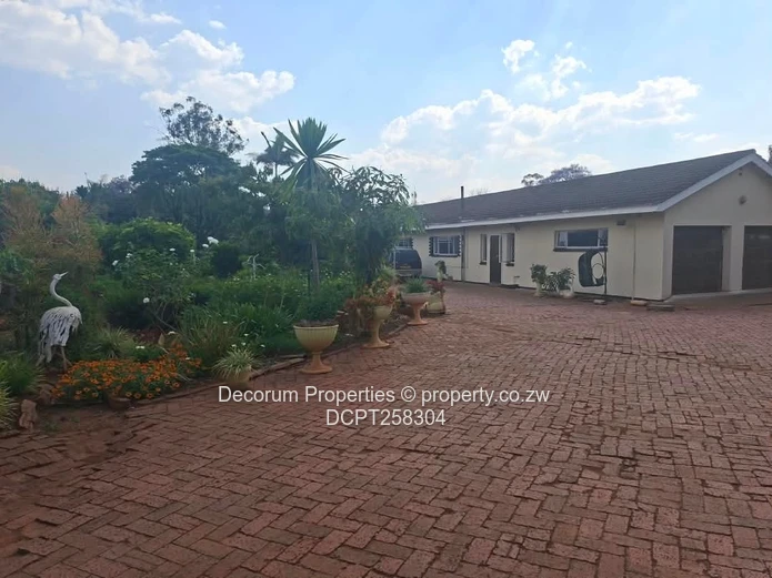 Highlands 5-Bed Home — Borehole, Garden & Fireplace